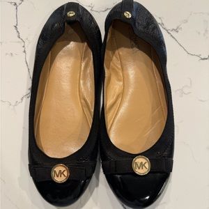 These are Michael Kors patten leather toe with gold details. Good condition